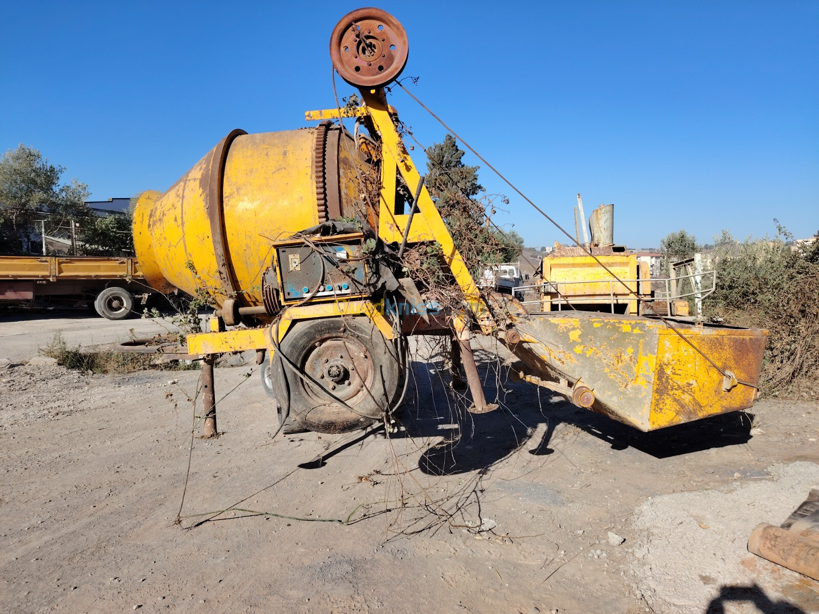 Vent trois mini centrale à béton en très bon état et trois  fourche de grue 