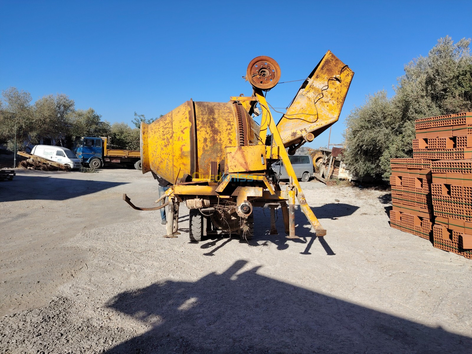 Vent trois mini centrale à béton en très bon état et trois  fourche de grue 