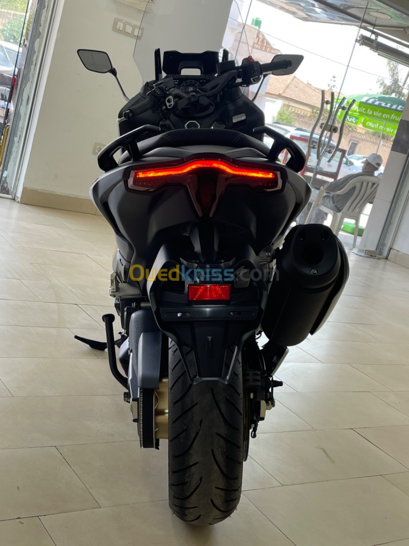 Yamaha TMax 2022