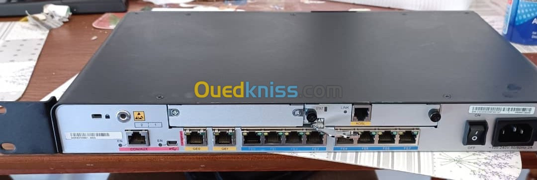  Vends Routeur Huawei AR1220 V : 2 ports Giga , 8 ports Fast ethernet 