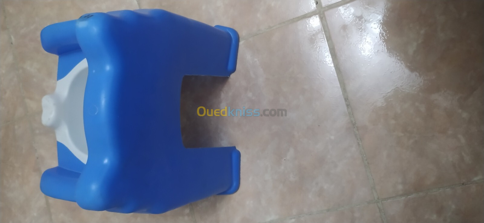  peaux enfant et table plastique 