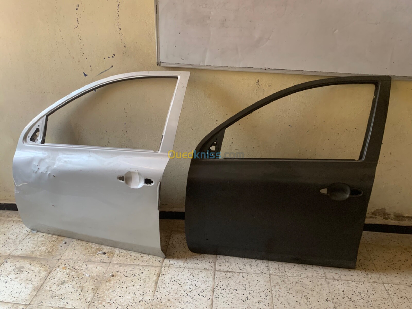 2 portes avant gauche + capot Nissan micra 