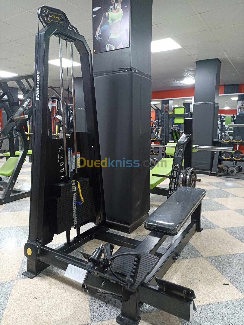 Tapis de course commercial Body force 200 kg et machine dorsaux Body force