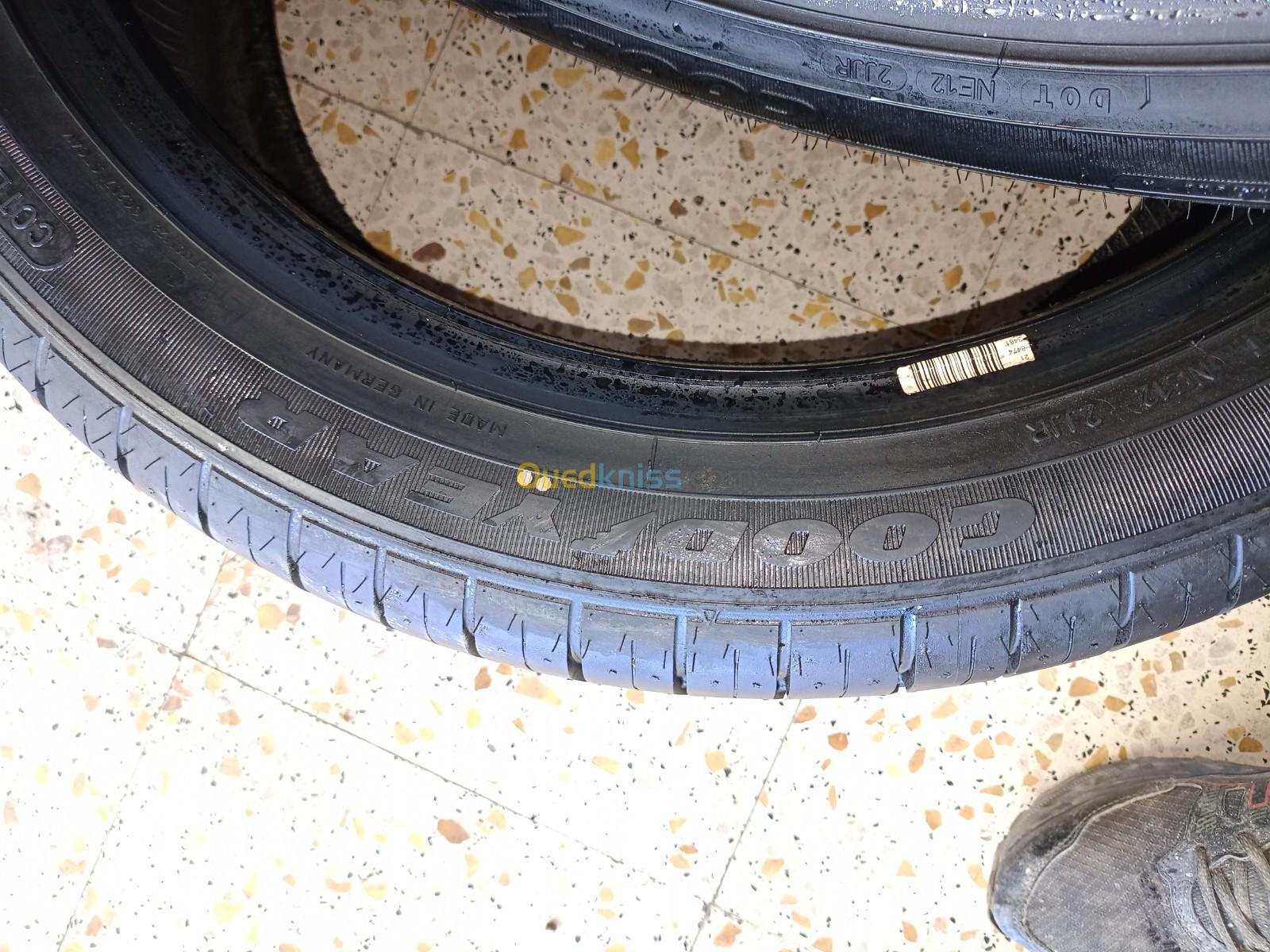 Deux pneus Goodyear 255/45/20 tout neuf avec un pon prix 