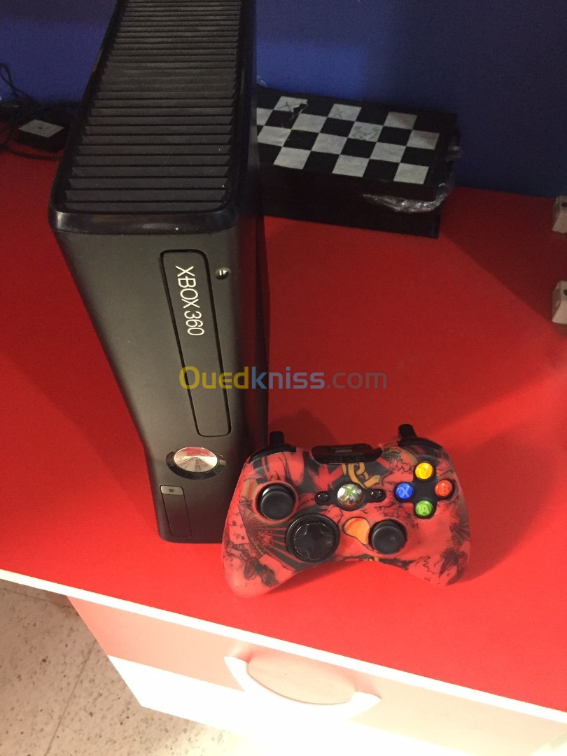 A vendre xbox 360 slim avec manette d origine