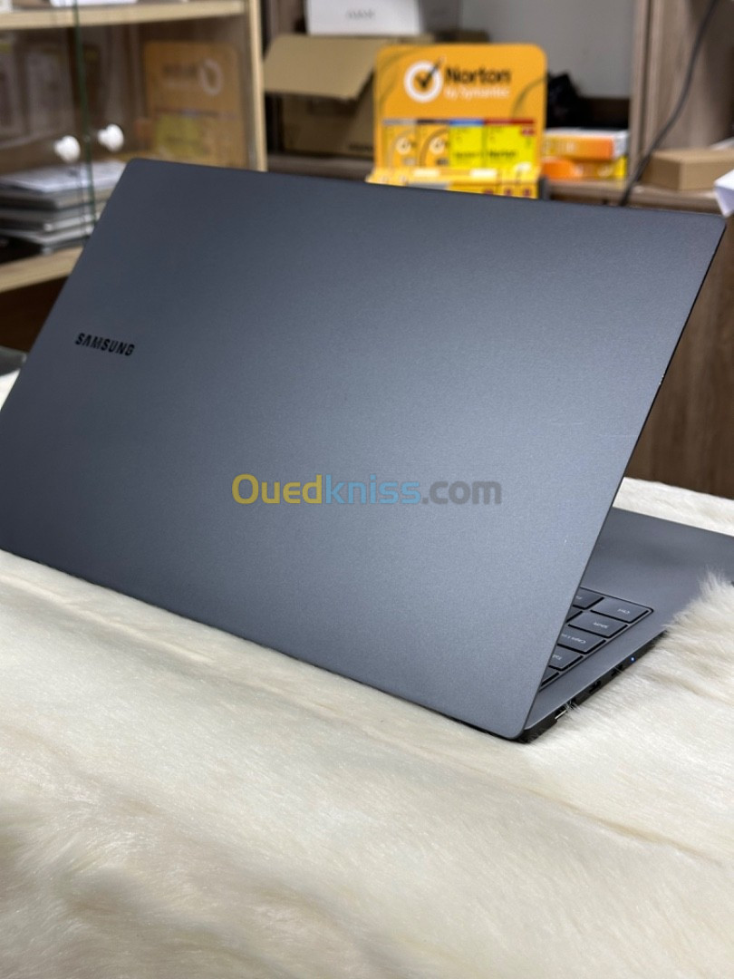 SAMSUNG GALAXYBOOK 955XED I5 1235U 8GO 256GO SSD OLED