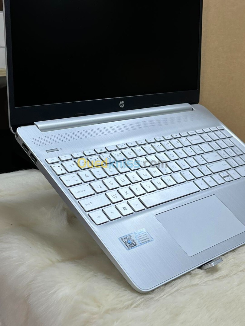 HP LAPTOP 15 FQ5340TU I3 1215U 8GO 256GO SSD ECRAN 15.6" FULL HD 1080P LED WINDOWS 11 PRO 