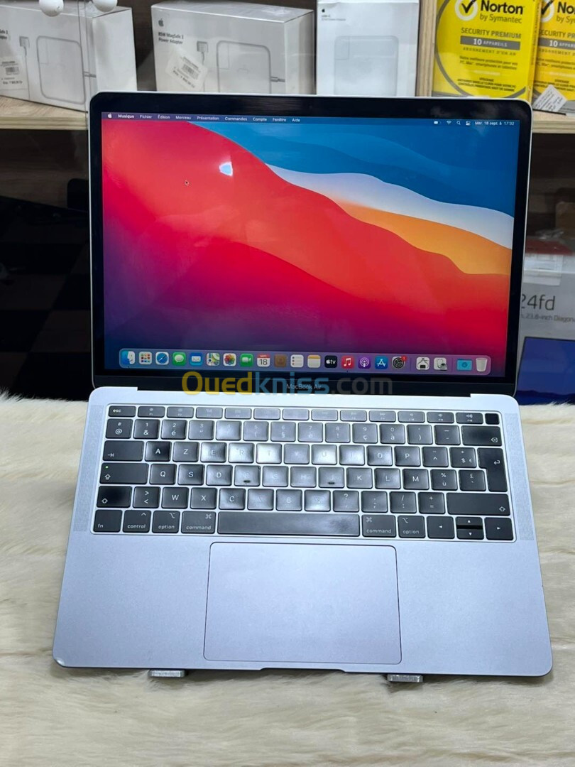 MACBOOK AIR RETINA 13.3" 2019 I5 1.6GHZ 8GO 128GO SSD 13.3" RETINA 3K MAC OS 14.2 SONOMA CYCLE 396 