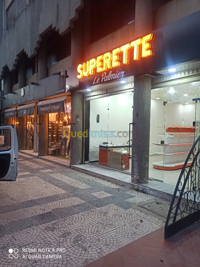 Les lettres lumineux superette 