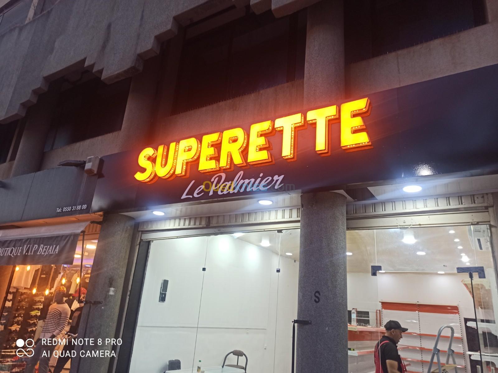 Les lettres lumineux superette 