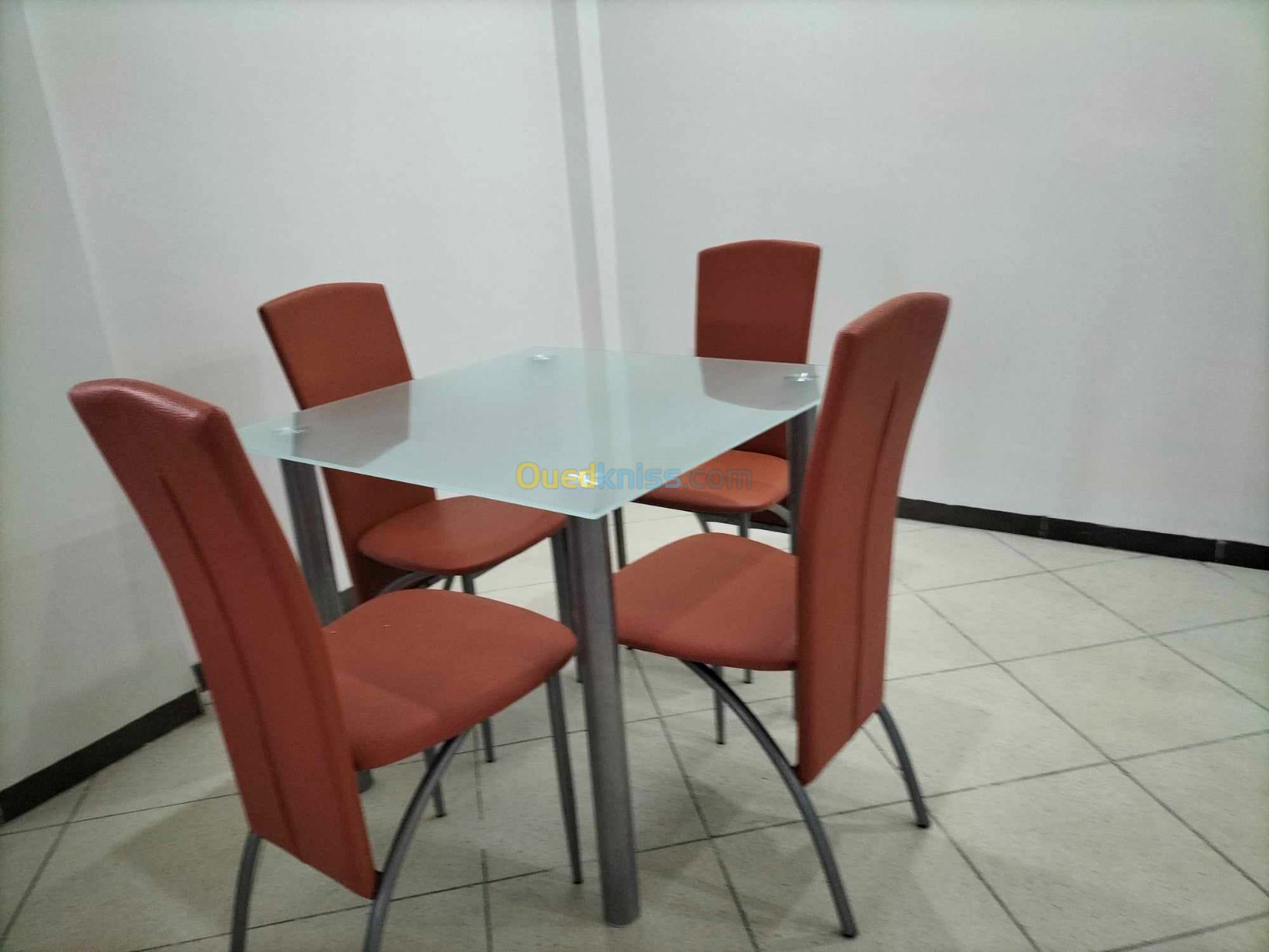 Table de cuisine avec chaises 