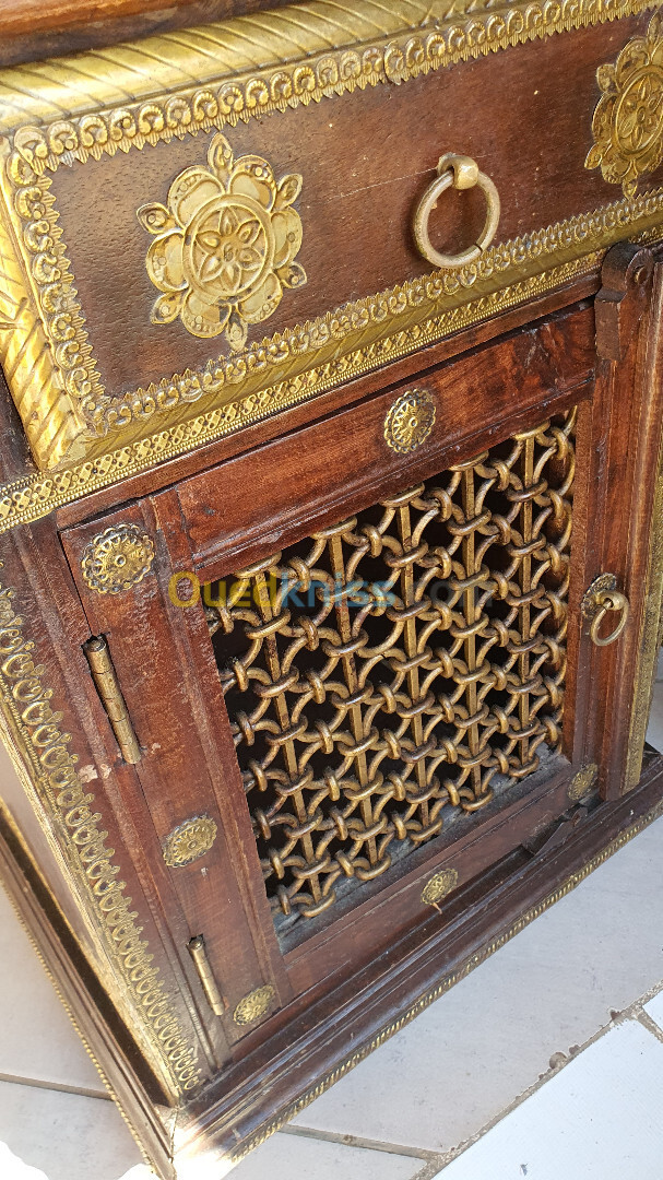 Table, meuble de coin indien en bois noble et laiton