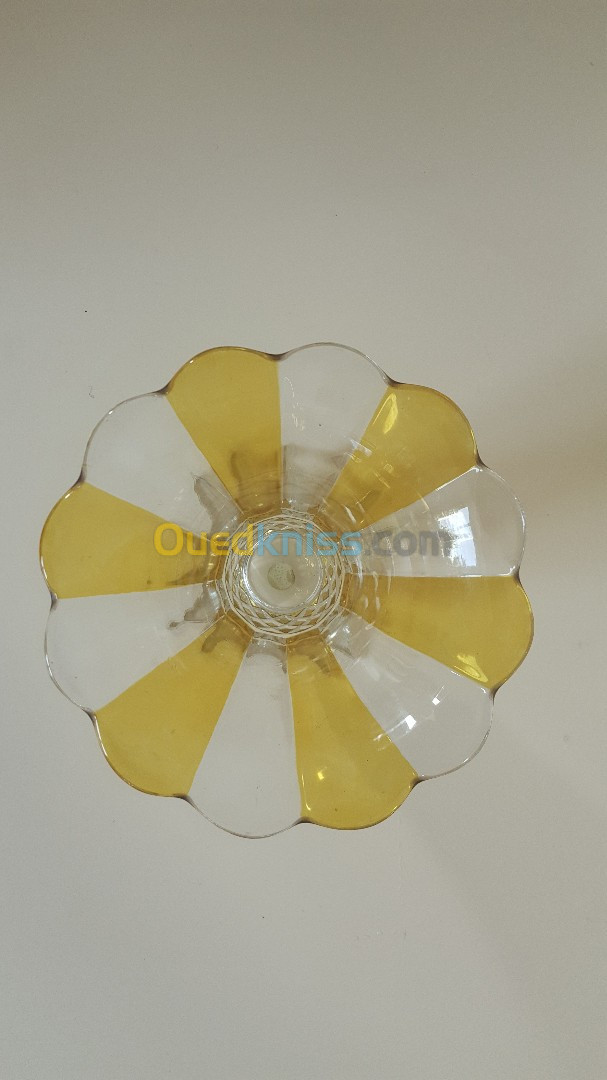 Ancien vase en cristal  taillé jaune et blanc