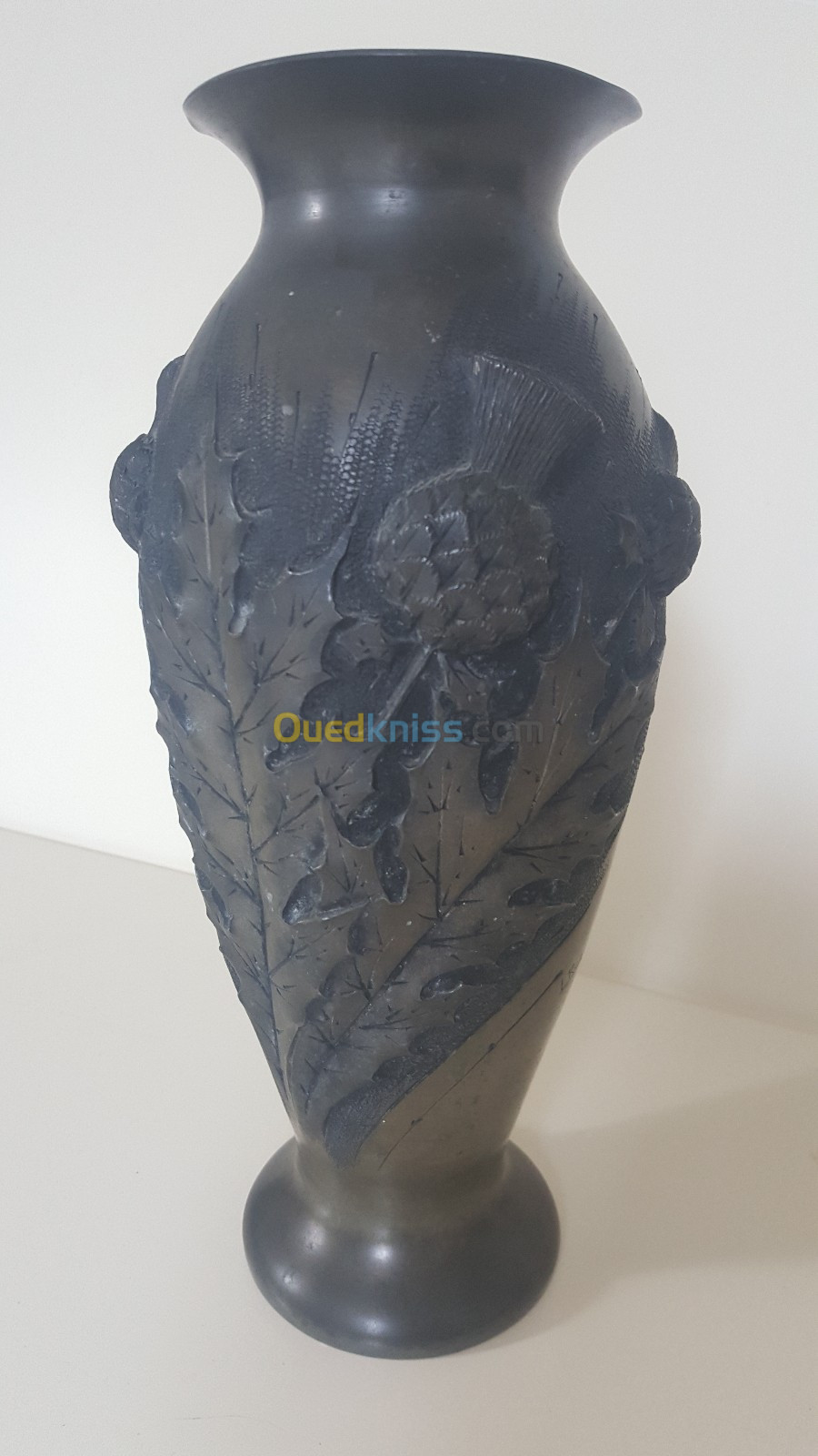 Vase en étain pur sculplté signé L. Rozay 