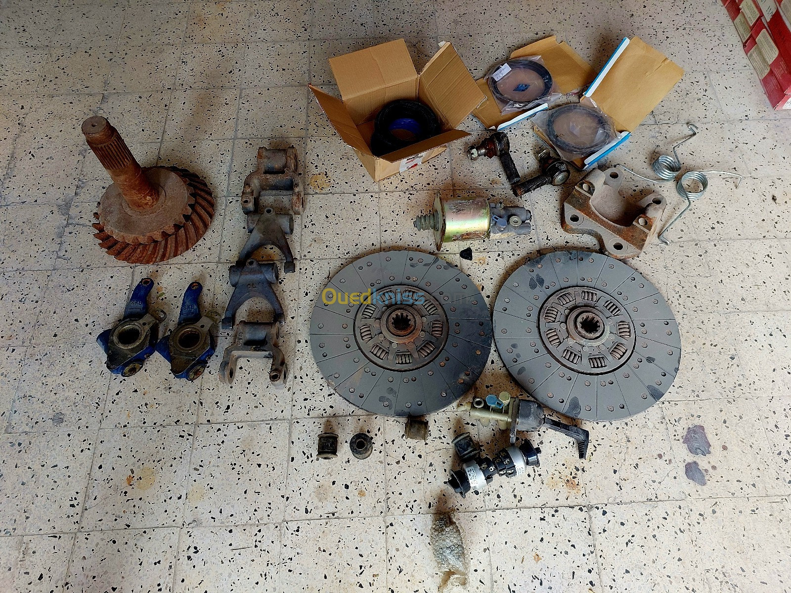 Lot Pieces De Rechange Camion Mercedes BeinBen 6*4 Avendre à Ain M'lila 