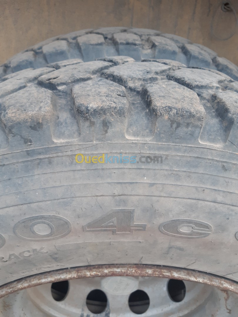 Pneus 25 et jantes 325/95R24     12.00R24