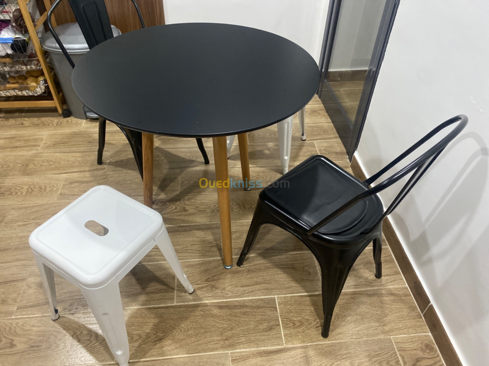 Table ronde + quatre chaises 