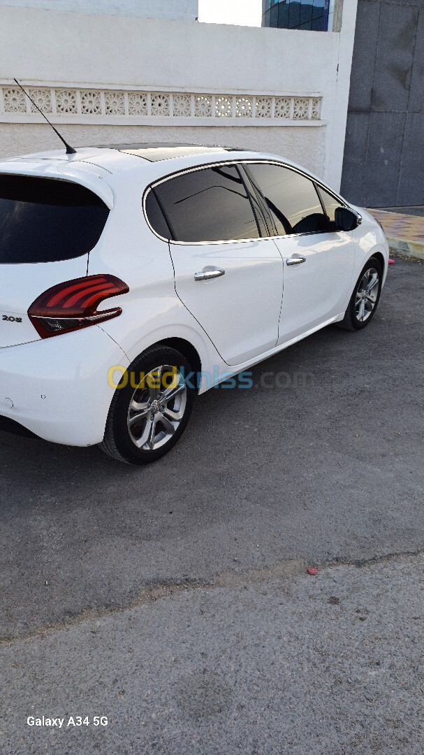 Peugeot 208 2015 Allure