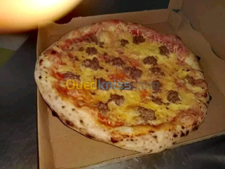 بيتزاريو. pizzaiolo. pizzario