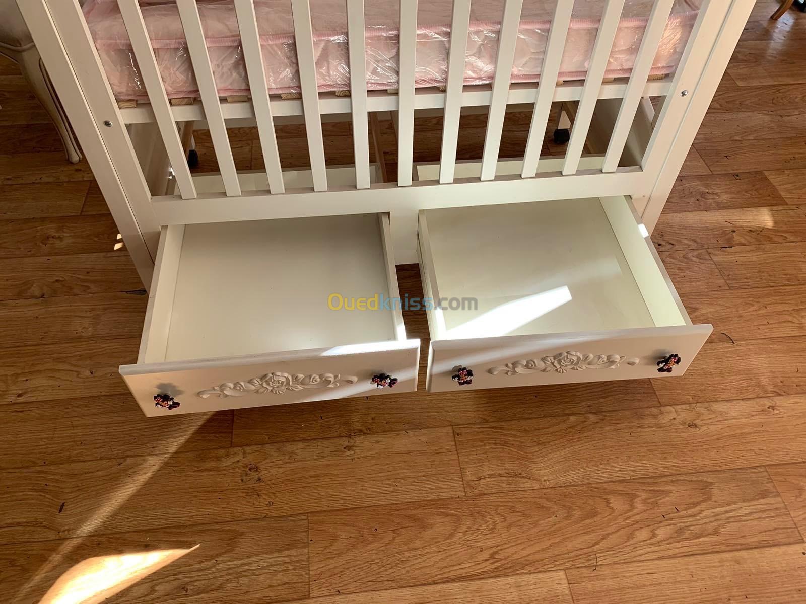 Lit de bébé en bois deux étage + matelas 