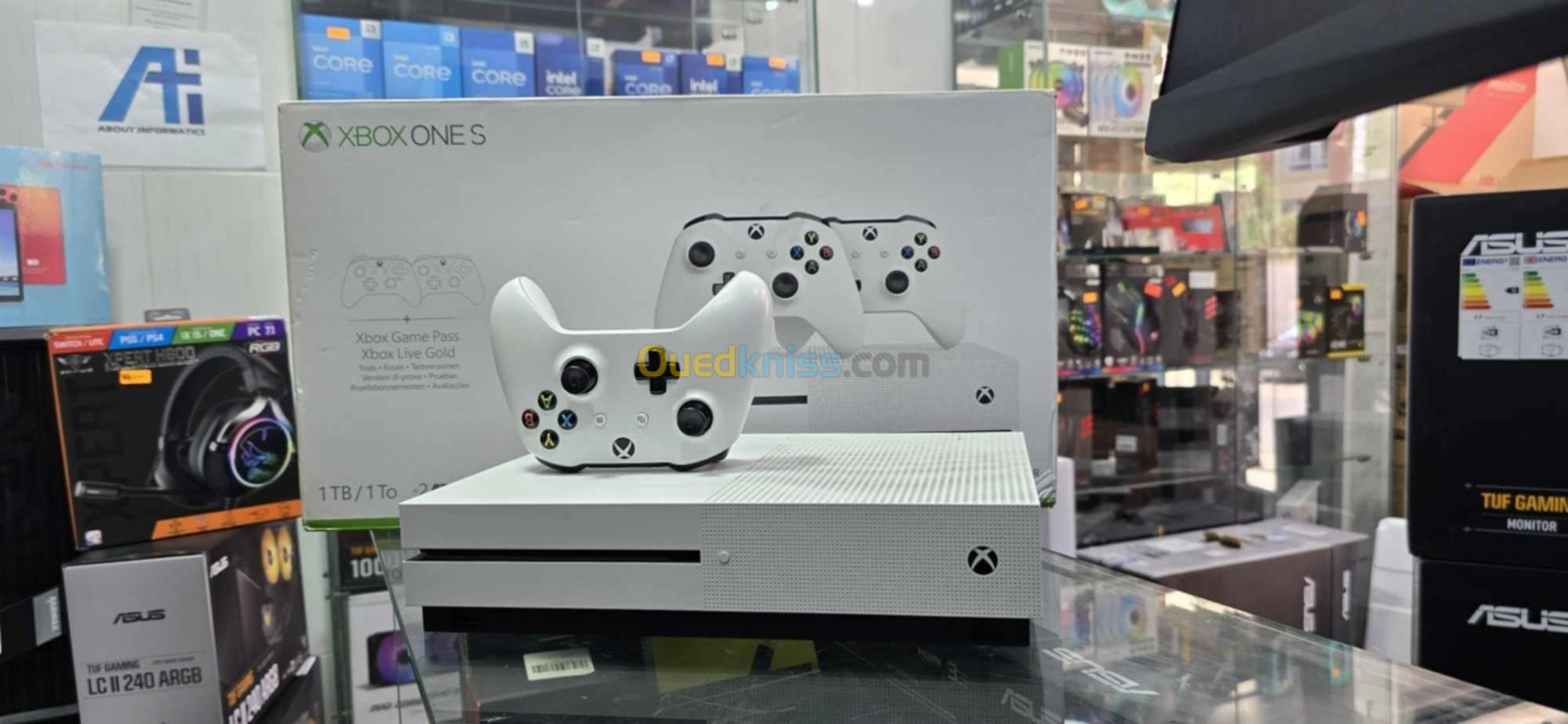 XBOX ONE S 1TB UNE MANETTE AVEC GAME PASS 1 MOIS ET PLUS QUE 10 JEUX 