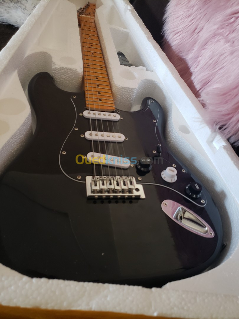 Guitar électrique copie Fender Black Star 