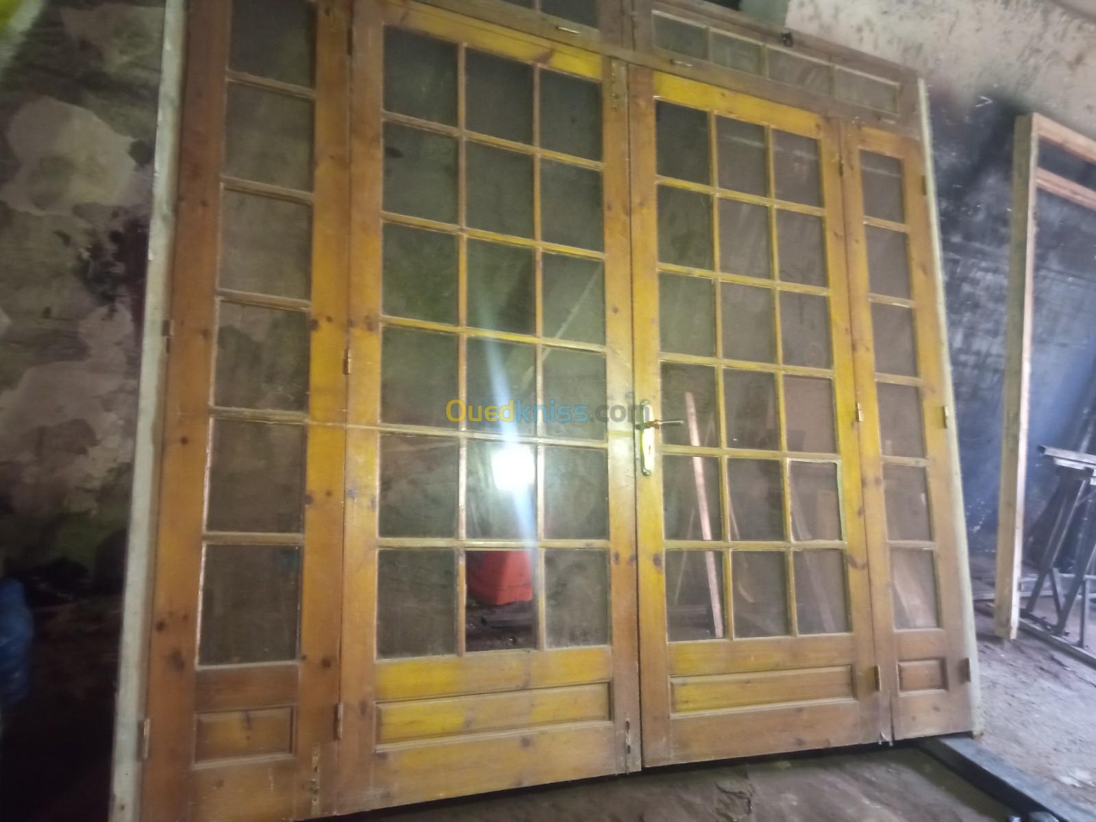 Vitrine en bois et verre 