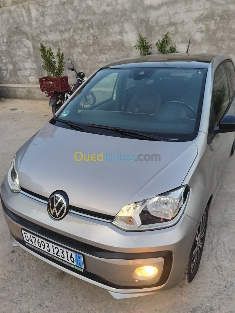 Volkswagen Up 2023 Bleu motion