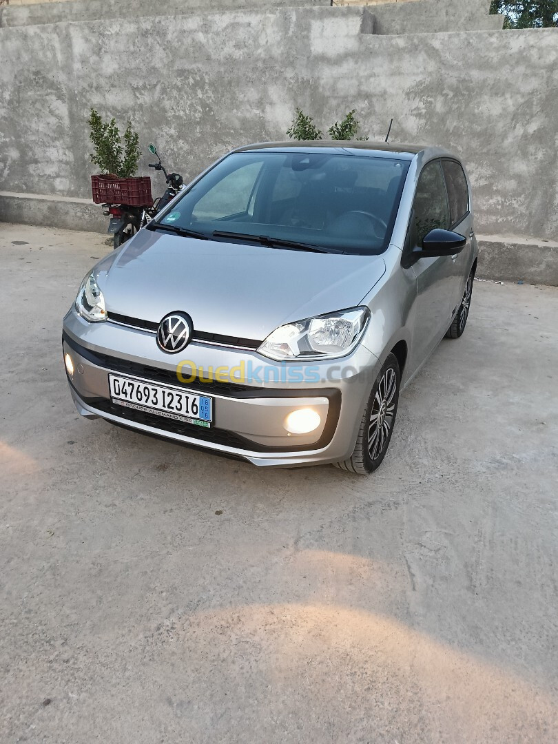 Volkswagen Up 2023 Bleu motion