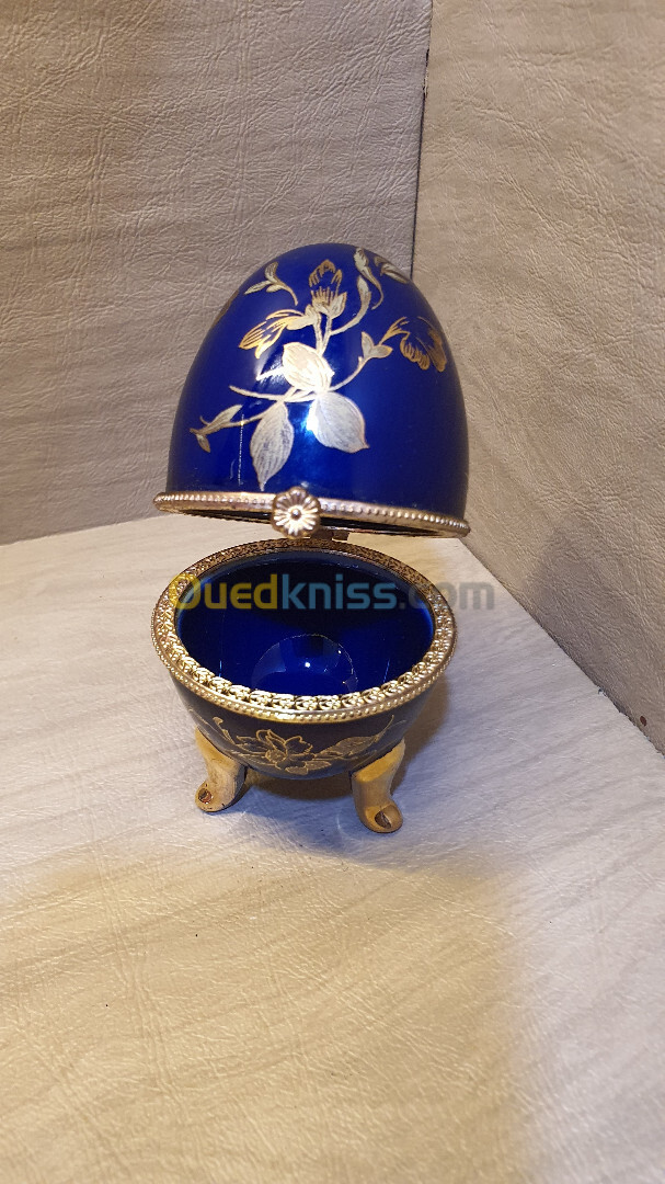 Boîte à bijoux style œuf Fabergé en porcelaine bleu cobalt