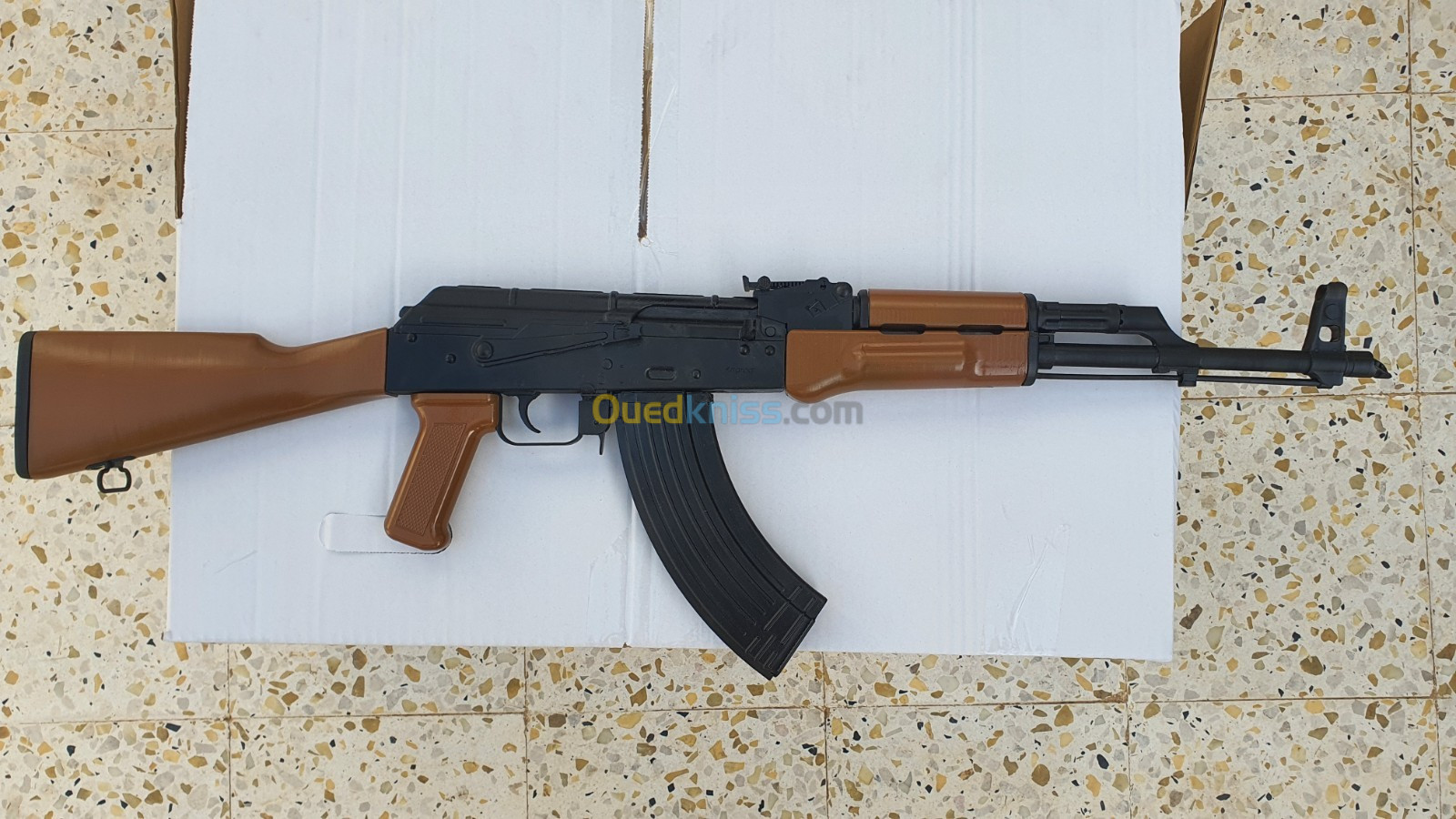 سلاح بلاستيكي للديكور و الزينة AK 47