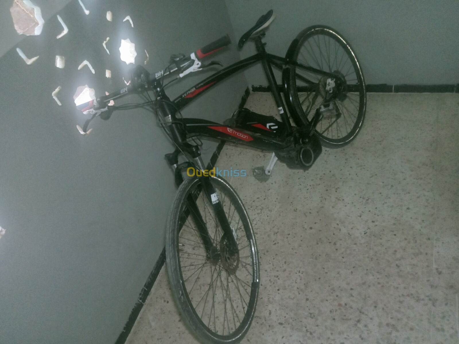  دراجة هجينة مع محرك كهربائي مساعد - Vélo hybride avec moteur auxiliaire électrique