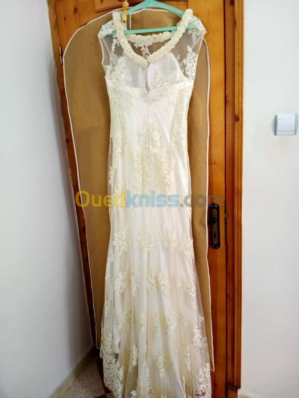 robe blanche de mariée/ fiançailles + peignoir rose (sortie de bain) offert