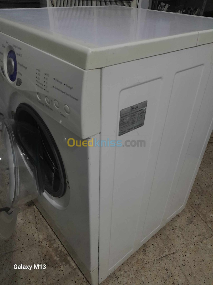 غسالة ملابس LG 7kg نظيفة