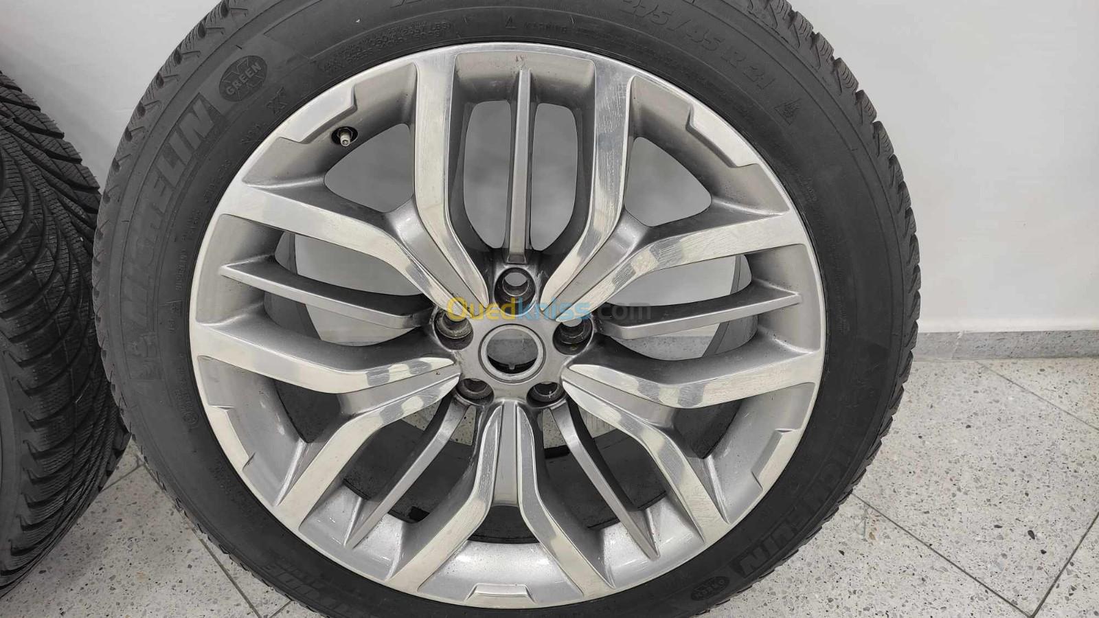 4 Jentes Land Rover Velar avec leurs pneus 275/45 R 21 MICHELIN