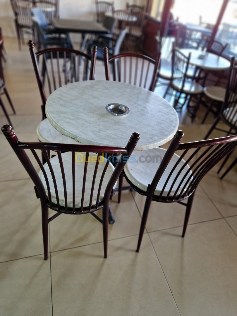 Tables avec chaises pour cafétéria et restauration 