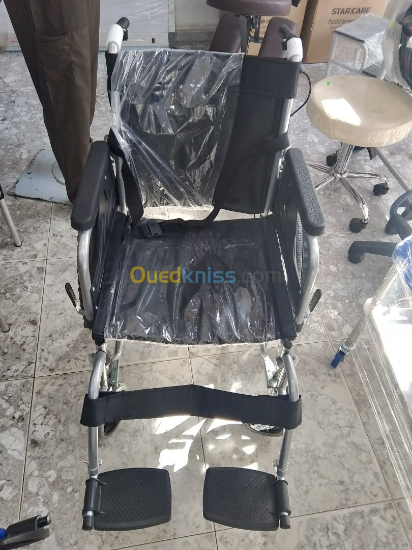 Fauteuil roulant avec frein et ceinture confort