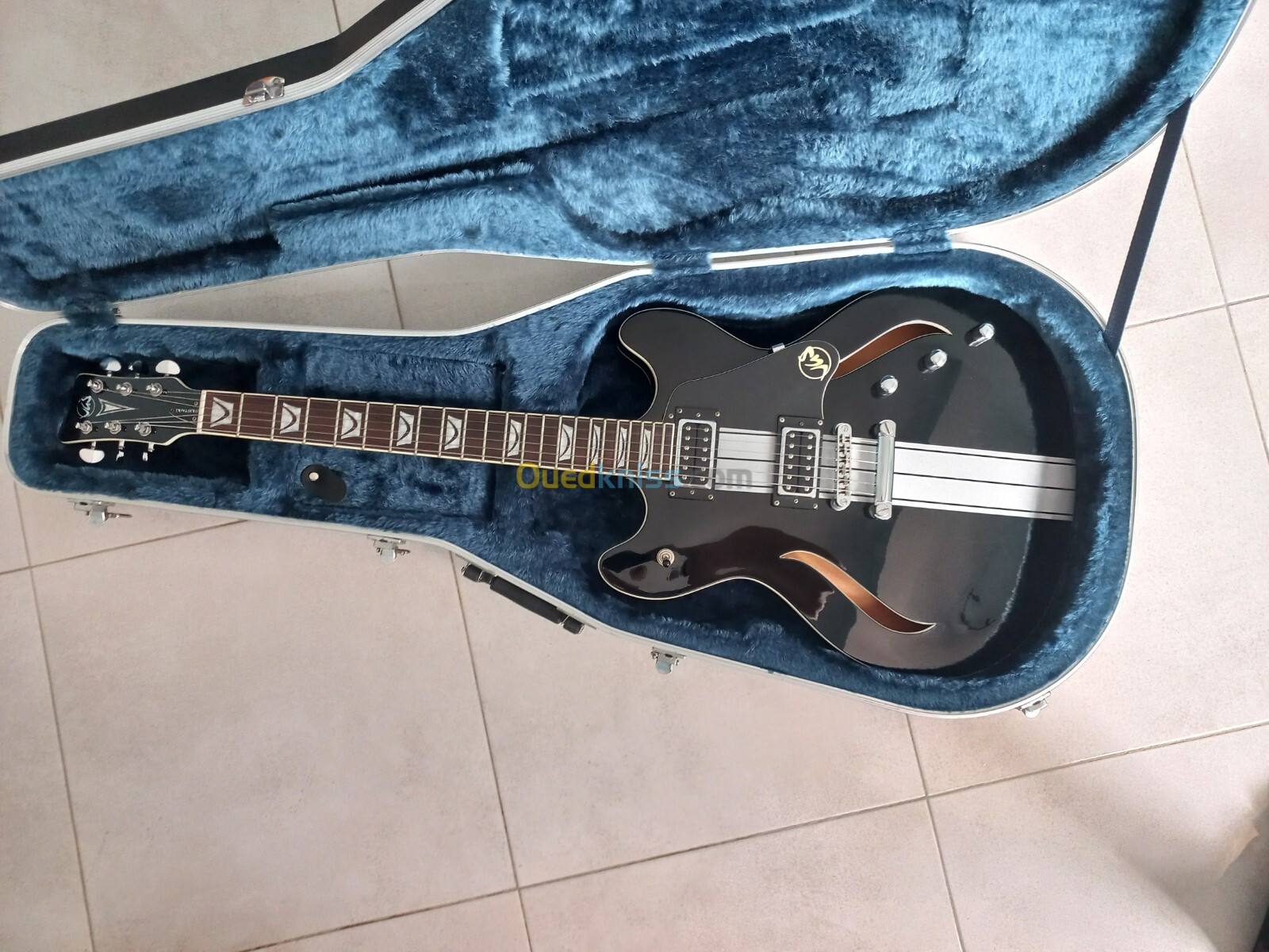 Guitare électrique VGS Mustang (raven black) Semi-Hollowbody + Etui rigide 