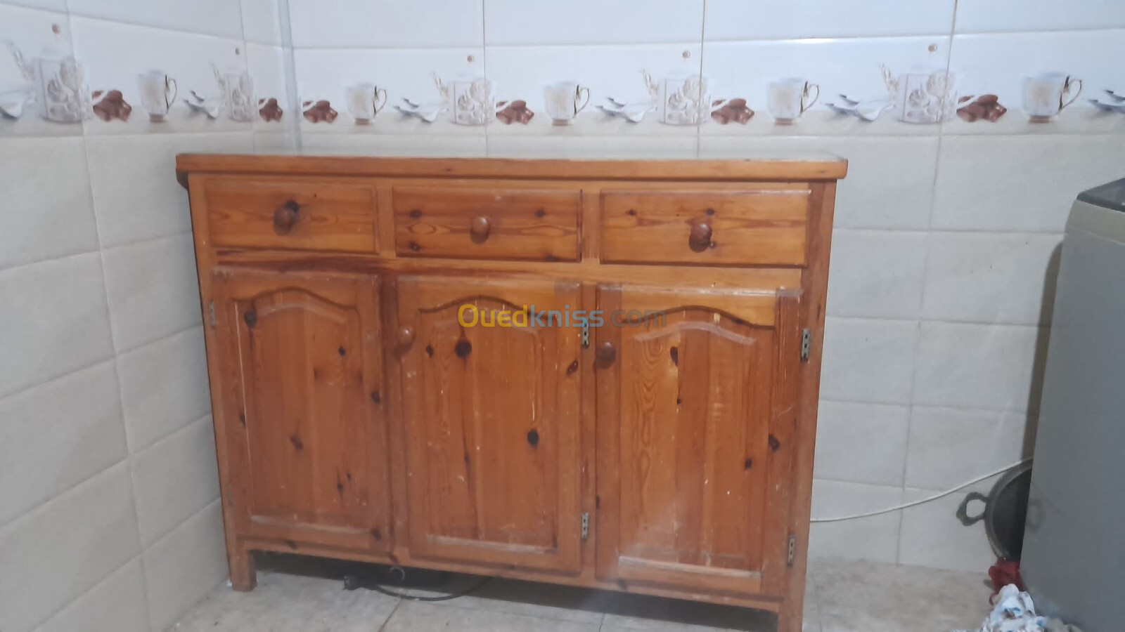 Je mis en vente un buffet ancien modèle bois rouge 