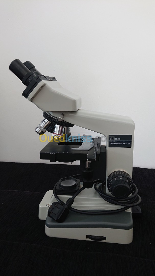 Microscope de marque motic très bon état