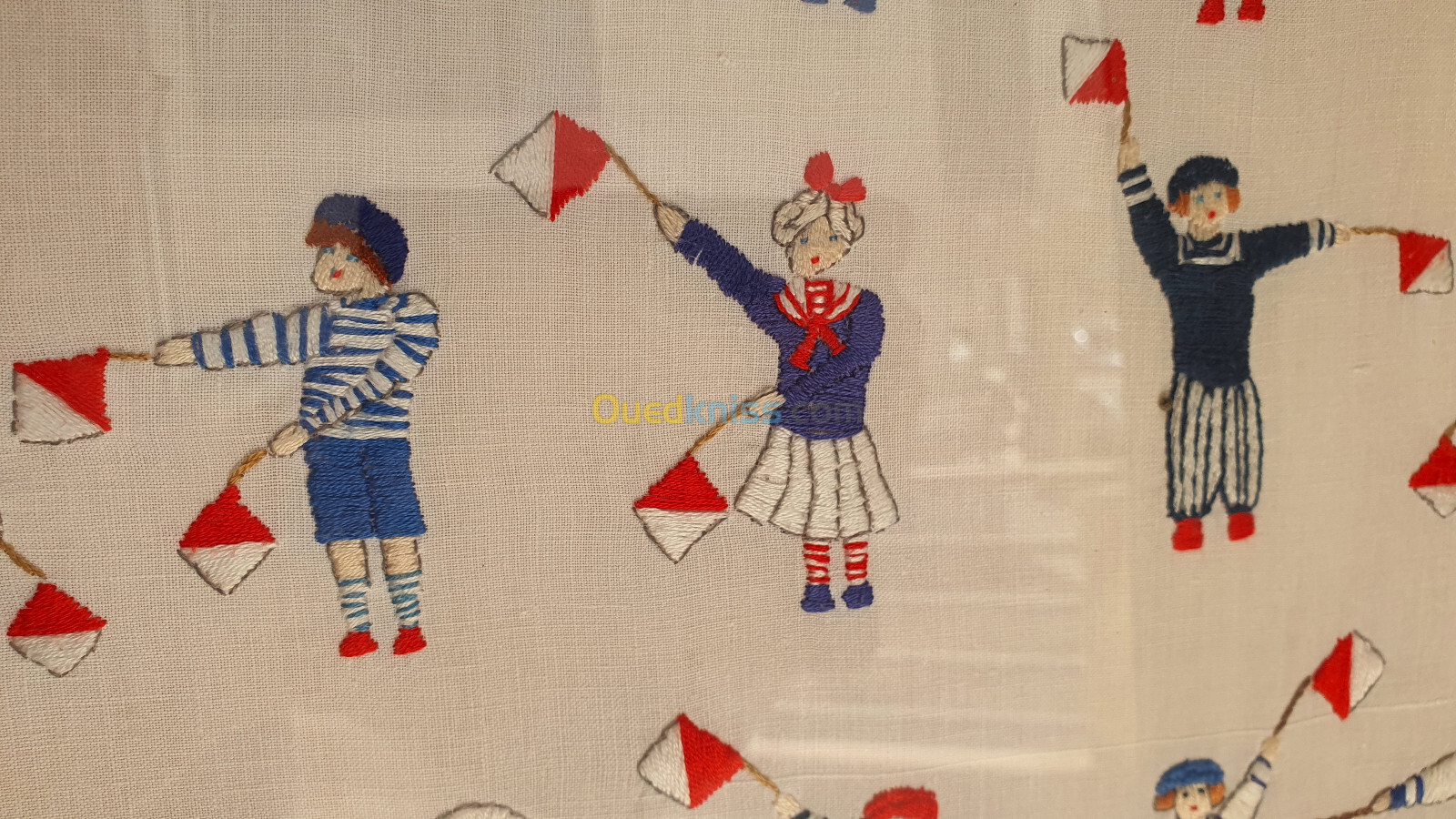 Tableau marin broderie en points comptés représentant des drapaux de l'alphabet  maritimes Semaphore