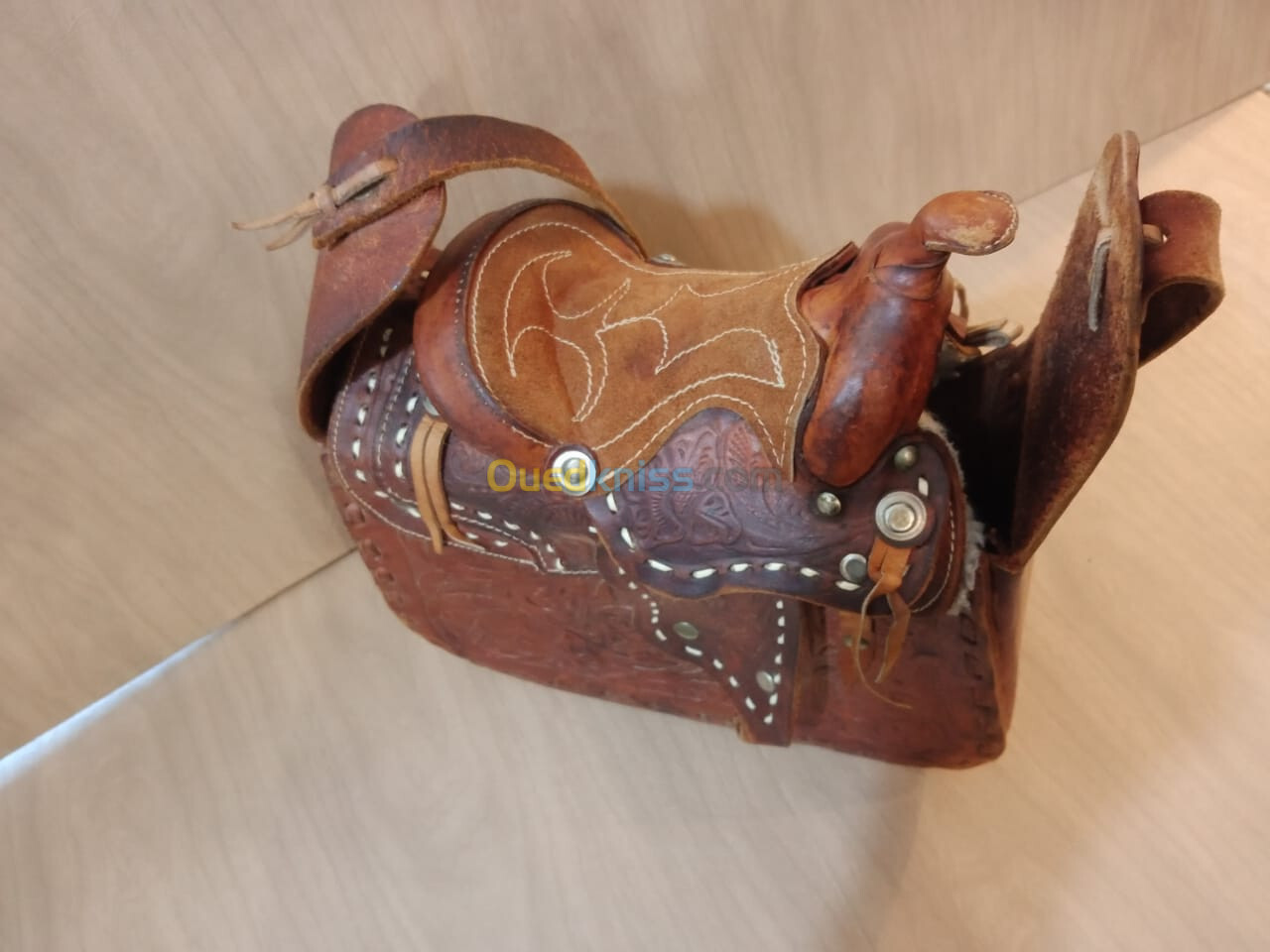 Très original Sac en cuir de selle de cheval, sac western en cuire repoussé. 