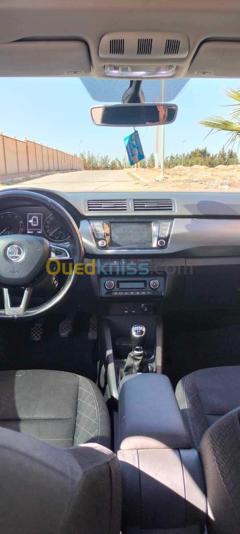 Skoda Fabia 2016 Style (avec toit panoramique)