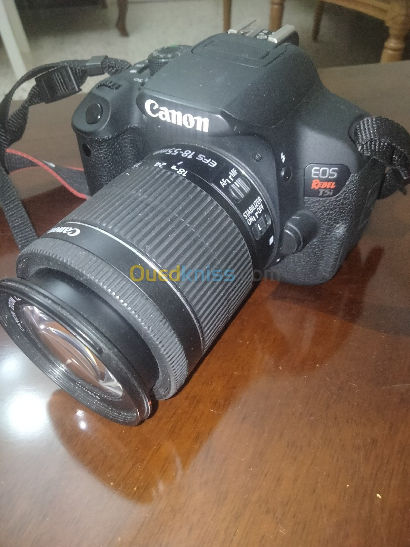 Canon 700d avec objectif 18-55mm (4k click)