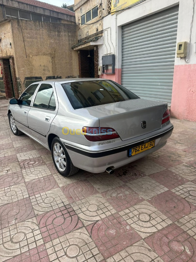 Peugeot 406 2000 .