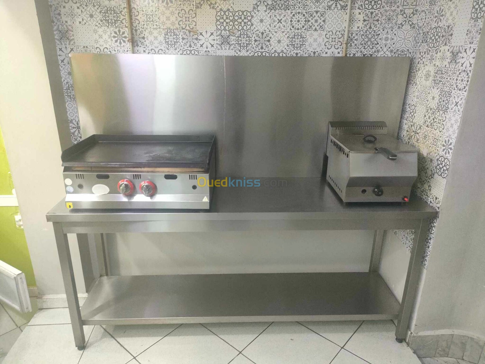 Tables en inox, frigo, congélateur présentoir 