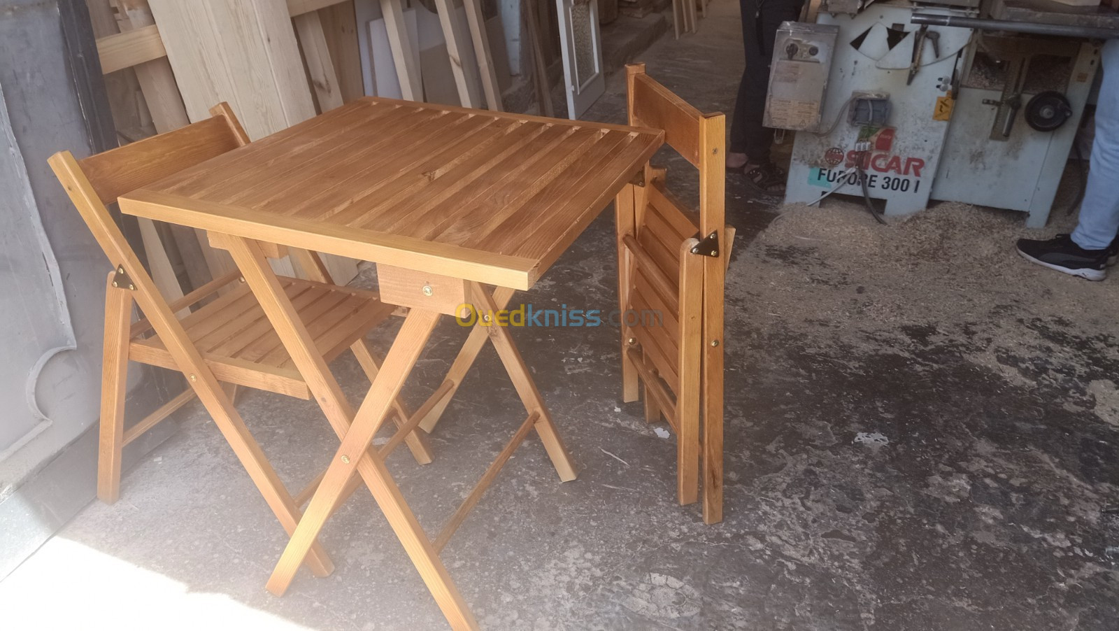 Les tables et les chaises pliantes en bois rouge 1er 