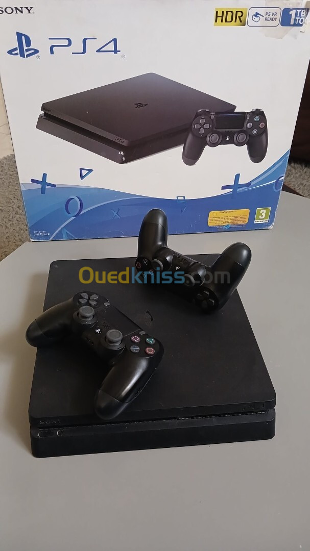 PlayStation 4 slim 1 tera flash avec 2 manette original version 9.00