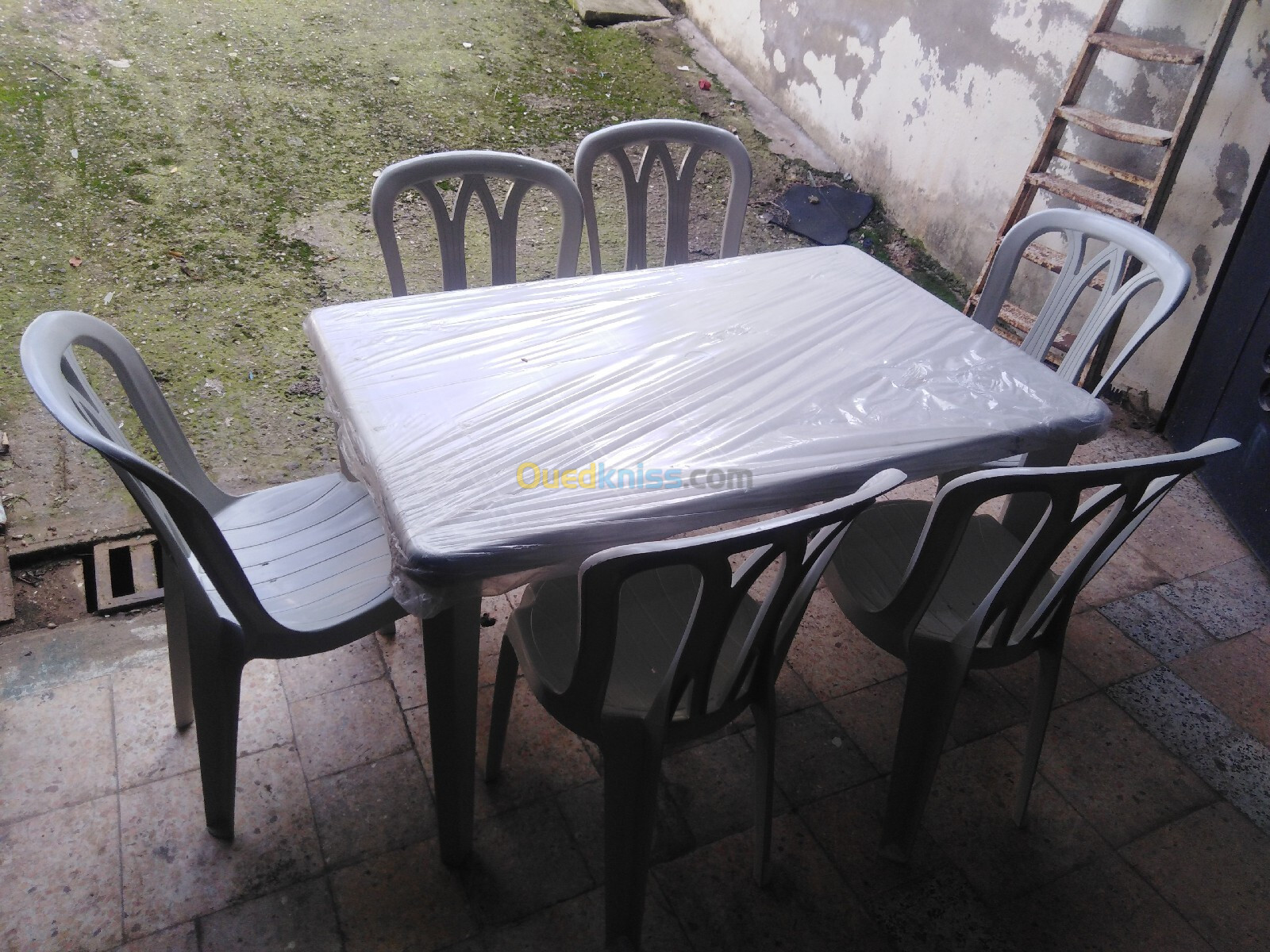 Table est chaise en plastique