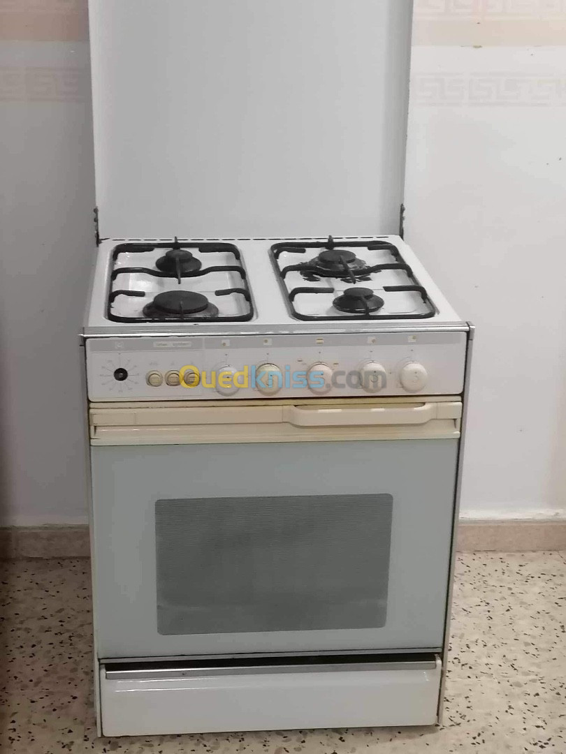 Cuisinière eniem marche ancien modèle 